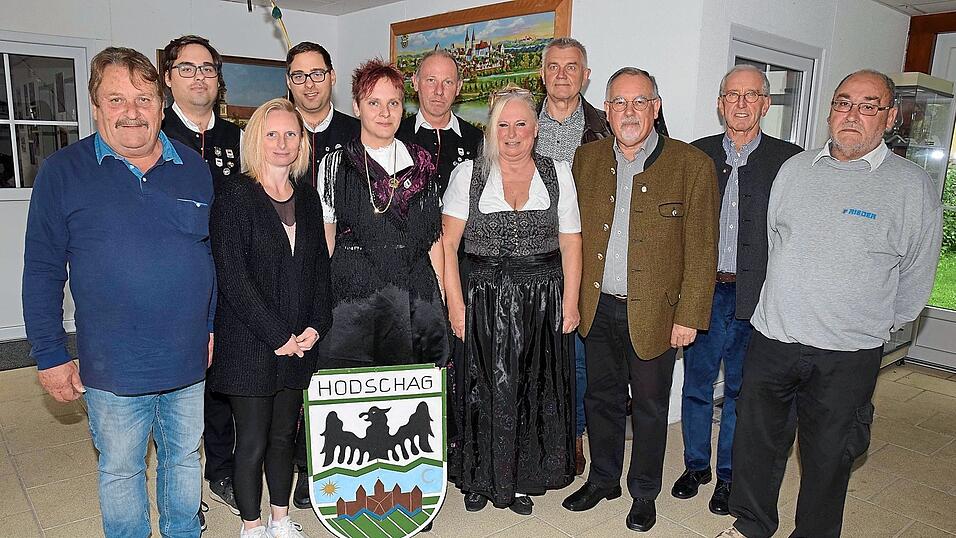 Die neu gewählte Vorstandschaft der Vereinigung der Hodschager Moosburg e.V. (v.l.) Robert Sandleitner, Patrick Förster, Tanja Steiner-Kratzer, Manuel Förster, Karin Schwinkowski, Ehrenvorsitzender Günter Schwinkowski, Vorsitzende Annemarie Förster, die Ehrengäste Josef Dollinger und Anton Neumaier, Sepp Meier und Robert Ziestler.