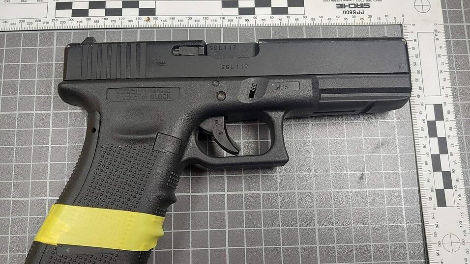 Auch eine Airsoft-Pistole, mehrere Messer und ein Pfefferspray förderten die Kontrollen zutage.