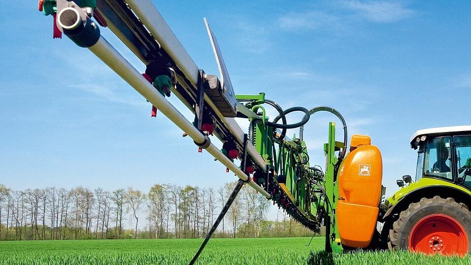 Eine Anbaufeldspritze im Einsatz: Inzwischen k&ouml;nnen die Maschinen auch einzelne D&uuml;sen aktivieren und damit das Pflanzenschutzmittel je nach Unkrautvorkommen verspr&uuml;hen.