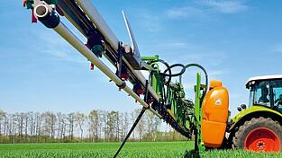 Eine Anbaufeldspritze im Einsatz: Inzwischen k&ouml;nnen die Maschinen auch einzelne D&uuml;sen aktivieren und damit das Pflanzenschutzmittel je nach Unkrautvorkommen verspr&uuml;hen.