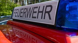 Die Polizei hat nun Hinweise auf eine Brandlegung. (Symbolbild)