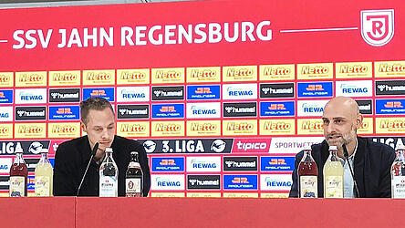 Der neue Jahn-Sportdirektor Alexander Schmalhofer (rechts) hat sich unter 300 Kandidaten durchgesetzt. Das berichtete Vorstandsvorsitzender Oliver Hein bei dessen Vorstellungsrunde in Regensburg. Links Pressesprecher Johannes Liedl.