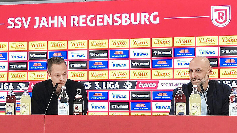 Der neue Jahn-Sportdirektor Alexander Schmalhofer (rechts) hat sich unter 300 Kandidaten durchgesetzt. Das berichtete Vorstandsvorsitzender Oliver Hein bei dessen Vorstellungsrunde in Regensburg. Links Pressesprecher Johannes Liedl.