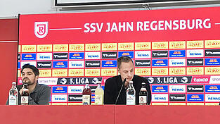 Der neue Jahn-Sportdirektor Alexander Schmalhofer (rechts) hat sich unter 300 Kandidaten durchgesetzt. Das berichtete Vorstandsvorsitzender Oliver Hein (links) bei dessen Vorstellungsrunde in Regensburg. In der Mitte Pressesprecher Johannes Liedl. Der neue Jahn-Sportdirektor Alexander Schmalhofer (rechts) hat sich unter 300 Kandidaten durchgesetzt. Das berichtete Vorstandsvorsitzender Oliver Hein (links) bei dessen Vorstellungsrunde in Regensburg. In der Mitte Pressesprecher Johannes Liedl.