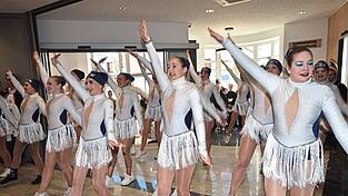 Schon im Laufe des Vormittags zeigen am Rosenmontag die Tanzgruppen der &bdquo;Tollemogei&ldquo; in der Schalterhalle der VR-Bank ihr K&ouml;nnen.