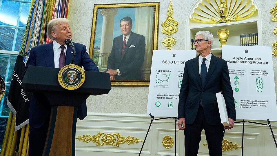 Zu den Aufgaben von Tim Cook als Apple-Chef geh&ouml;rte es in den vergangenen Monaten, Kontakte zum Wei&szlig;en Haus von US-Pr&auml;sident Donald Trump zu pflegen. (Archivbild)