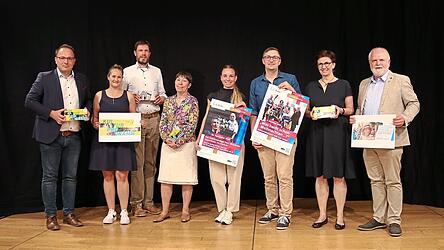 Bürgermeister Martin Stoiber, Jessica Windmaißer-Scherbl vom Cordonhaus, Stadtarchivar Timo Bullemer, Heimatpflegerin Bärbel Kleindorfer-Marx, Standortkoordinatorin Theresa Buhrke, geschäftsleitender Beamter Thomas Forster, Kulturreferentin der Stadt Petra Jakobi und Kulturreferent des Stadtrats Thomas Platzer (von links) sind stolz auf ihr neues Kulturprogramm. Bürgermeister Martin Stoiber, Jessica Windmaißer-Scherbl vom Cordonhaus, Stadtarchivar Timo Bullemer, Heimatpflegerin Bärbel Kleindorfer-Marx, Standortkoordinatorin Theresa Buhrke, geschäftsleitender Beamter Thomas Forster, Kulturreferentin der Stadt Petra Jakobi und Kulturreferent des Stadtrats Thomas Platzer (von links) sind stolz auf ihr neues Kulturprogramm.