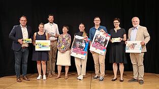 Bürgermeister Martin Stoiber, Jessica Windmaißer-Scherbl vom Cordonhaus, Stadtarchivar Timo Bullemer, Heimatpflegerin Bärbel Kleindorfer-Marx, Standortkoordinatorin Theresa Buhrke, geschäftsleitender Beamter Thomas Forster, Kulturreferentin der Stadt Petra Jakobi und Kulturreferent des Stadtrats Thomas Platzer (von links) sind stolz auf ihr neues Kulturprogramm. Bürgermeister Martin Stoiber, Jessica Windmaißer-Scherbl vom Cordonhaus, Stadtarchivar Timo Bullemer, Heimatpflegerin Bärbel Kleindorfer-Marx, Standortkoordinatorin Theresa Buhrke, geschäftsleitender Beamter Thomas Forster, Kulturreferentin der Stadt Petra Jakobi und Kulturreferent des Stadtrats Thomas Platzer (von links) sind stolz auf ihr neues Kulturprogramm.