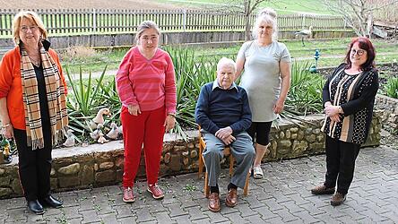 Die langjährige Stadträtin Maria Bauer, Enkel Susanne, Jubilar Heinrich Schötz, Pflegerin Barbara und Tochter Karin (von links).