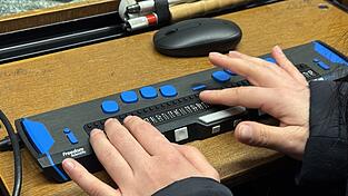 Mit einer speziellen Tastatur kann Mariam Alhaj Texte mit den Fingern lesen.