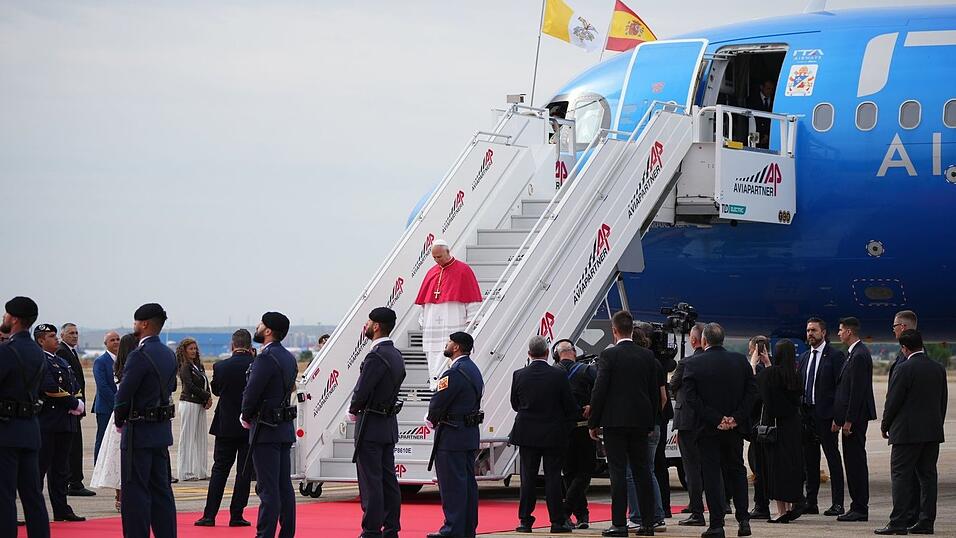Auf dem Flughafen von Madrid wurde Leo XIV. von Spaniens König Felipe VI., dessen Frau Königin Letizia, und Regierungschef Pedro Sánchez begrüßt. Auf dem Flughafen von Madrid wurde Leo XIV. von Spaniens König Felipe VI., dessen Frau Königin Letizia, und Regierungschef Pedro Sánchez begrüßt.