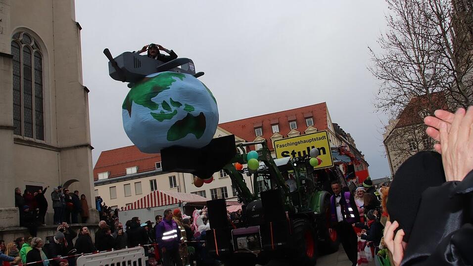 In der Regensburger Altstadt sind mit dem Ostbayerischen Faschingszug die Narren los. In der Regensburger Altstadt sind mit dem Ostbayerischen Faschingszug die Narren los.