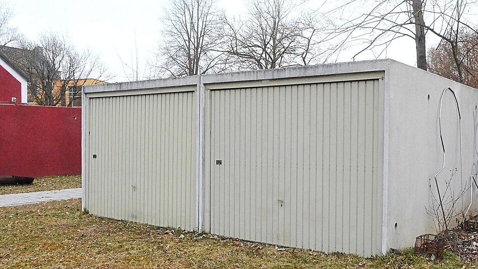Der Standort für den Neubau der Kinderkrippe wurde vom Personal festgelegt; die zwei vorhandenen Fertiggaragen müssen abgebaut oder versetzt werden.
