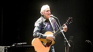 Auch im fortgeschrittenen Alter von 70 Jahren hat Rainhard Fendrichs Stimme nichts von ihrer Kraft und Ausdrucksstärke verloren.