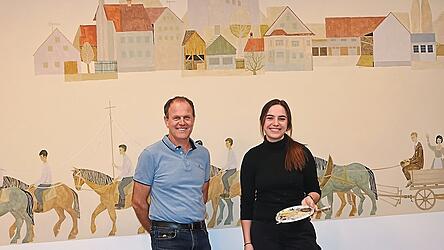 Die Kirchenmalerin Lena Küfner hat die Münch-Gemälde restauriert, Bürgermeister Leonhard Berger gratulierte.