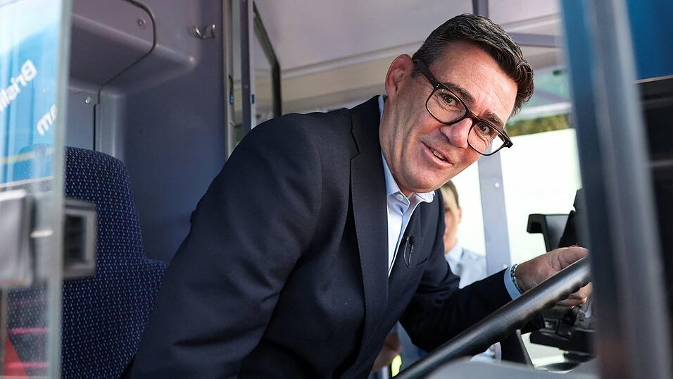 Der neue Premier kündigte mehrere Maßnahmen zur Kostenerleichterung an. Der neue Premier kündigte mehrere Maßnahmen zur Kostenerleichterung an.