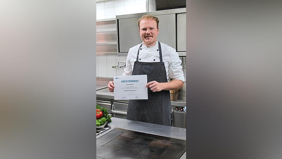 Simon Weitzer und mit ihm die ganze Familie freuen sich &uuml;ber den &bdquo;Meister&ldquo;.