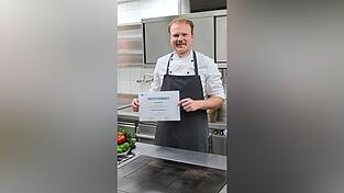 Simon Weitzer und mit ihm die ganze Familie freuen sich &uuml;ber den &bdquo;Meister&ldquo;.