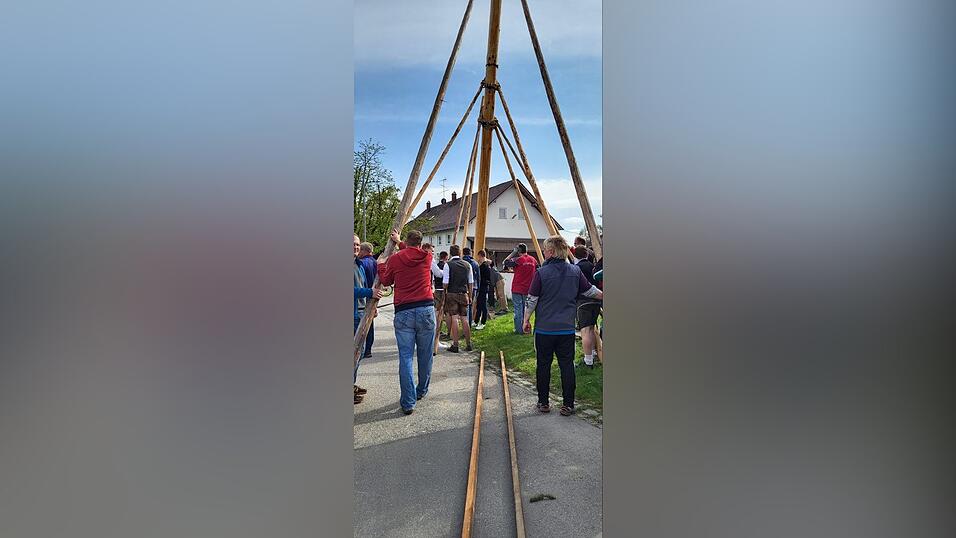 Auch in Ganacker wurde der Maibaum aufgestellt.