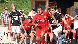 Bad Kötzting mit Maximilian Drexler (in Rot) nutzt wenigsten eine ihrer Chancen und feiert einen verdienten Derbysieg gegen die SpVgg Lam mit Simon Loderbauer .