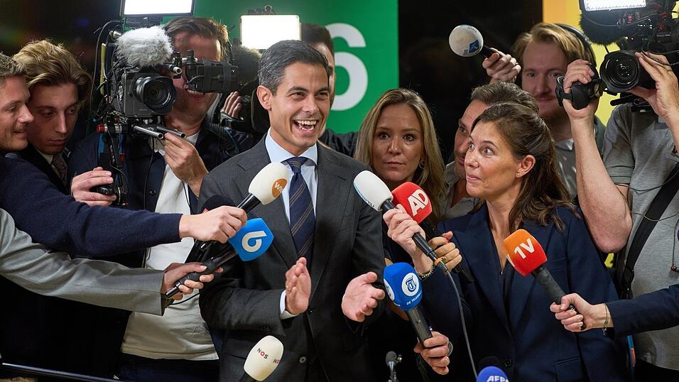 Rob Jetten (M), Vorsitzender der Demokraten 66, D66, feiert einen Tag nach der Parlamentswahl im Repräsentantenhaus. Er hat gute Chancen, der nächste Ministerpräsident der Niederlande zu werden. Rob Jetten (M), Vorsitzender der Demokraten 66, D66, feiert einen Tag nach der Parlamentswahl im Repräsentantenhaus. Er hat gute Chancen, der nächste Ministerpräsident der Niederlande zu werden.