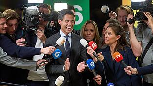 Rob Jetten (M), Vorsitzender der Demokraten 66, D66, feiert einen Tag nach der Parlamentswahl im Repräsentantenhaus. Er hat gute Chancen, der nächste Ministerpräsident der Niederlande zu werden. Rob Jetten (M), Vorsitzender der Demokraten 66, D66, feiert einen Tag nach der Parlamentswahl im Repräsentantenhaus. Er hat gute Chancen, der nächste Ministerpräsident der Niederlande zu werden.