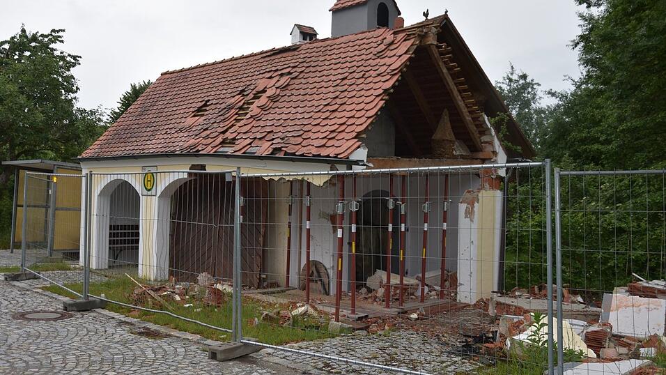 In der Ortsmitte von Neukirchen befindet sich das gemauerte Häuschen, das seit einem Unfall einsturzgefährdet ist. In der Ortsmitte von Neukirchen befindet sich das gemauerte Häuschen, das seit einem Unfall einsturzgefährdet ist.