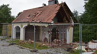 In der Ortsmitte von Neukirchen befindet sich das gemauerte Häuschen, das seit einem Unfall einsturzgefährdet ist. In der Ortsmitte von Neukirchen befindet sich das gemauerte Häuschen, das seit einem Unfall einsturzgefährdet ist.