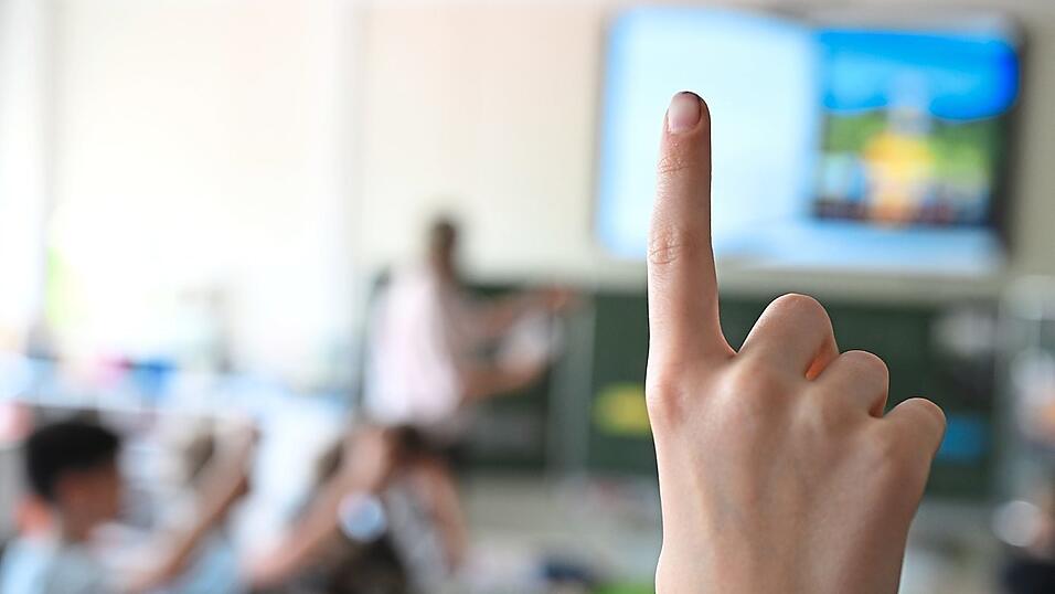 Verbandsvertreter, Forscher und Lehrer erörtern im Landtag das Für und Wider einer längeren gemeinsamen Schulzeit. Verbandsvertreter, Forscher und Lehrer erörtern im Landtag das Für und Wider einer längeren gemeinsamen Schulzeit.