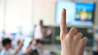 Verbandsvertreter, Forscher und Lehrer erörtern im Landtag das Für und Wider einer längeren gemeinsamen Schulzeit. Verbandsvertreter, Forscher und Lehrer erörtern im Landtag das Für und Wider einer längeren gemeinsamen Schulzeit.