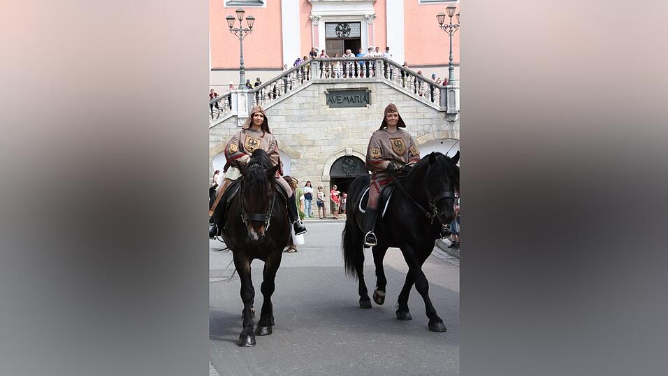 Die schönsten Augenblicke des historischen Drachenstich-Festzuges 2016. Die schönsten Augenblicke des historischen Drachenstich-Festzuges 2016.
