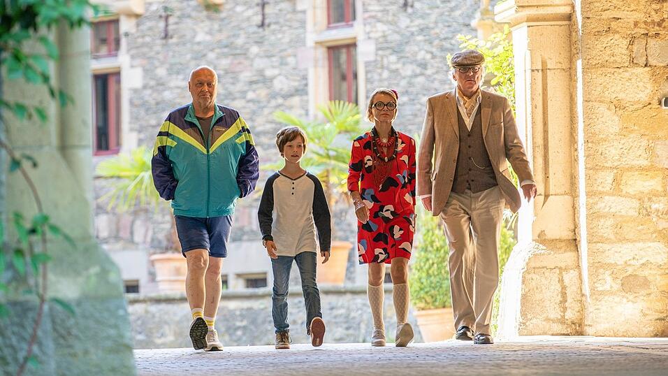 Thomas Thieme (als verschusselter Fu&szlig;balltrainer Horst Dobberkau), Max (Jona Eisenbl&auml;tter), Uschi Glas (als eitle Filmdiva Vera Hasselberg) und G&uuml;nther Maria Halmer (als strenger Botanikprofessor Kilian von Hohenburg) ermitteln gemeinsam.