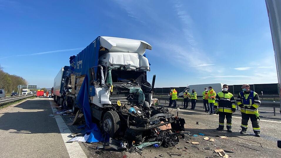 Drei Lkw knallten am Mittwochmorgen auf der Autobahn A3 zwischen Sinzing und Regensburg aufeinander. Zwei der Fahrer wurden dabei schwer verletzt.