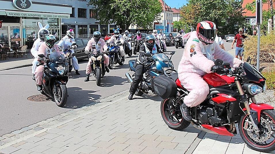 Schon die Anfahrt der 'Bunnys' war eine Schau. Mit röhrenden Motoren rollten sie vor der Hedwigsklinik ein. Schon die Anfahrt der 'Bunnys' war eine Schau. Mit röhrenden Motoren rollten sie vor der Hedwigsklinik ein.