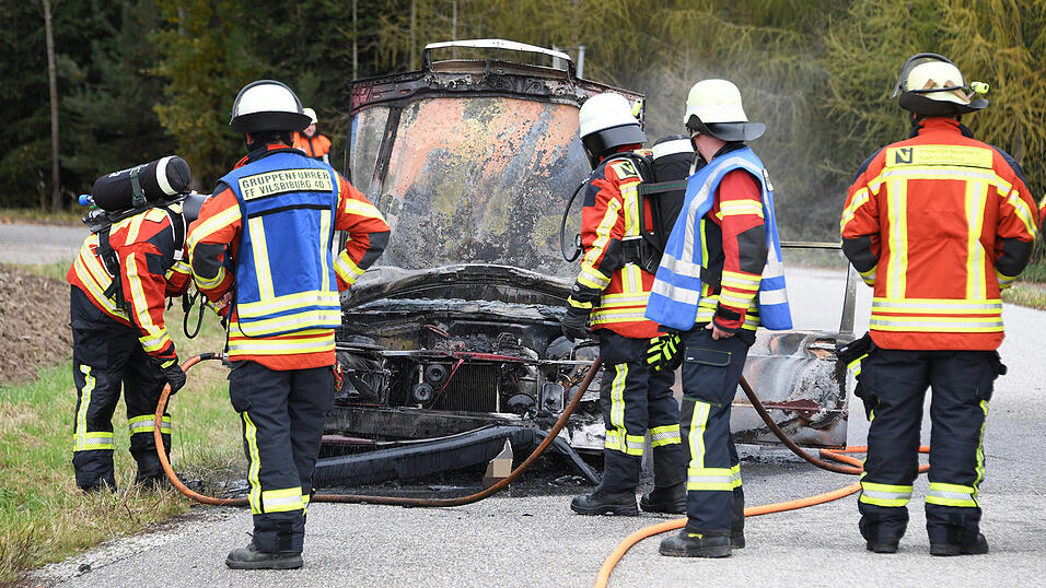 Die Feuerwehr konnte das brennende Auto nicht mehr retten.