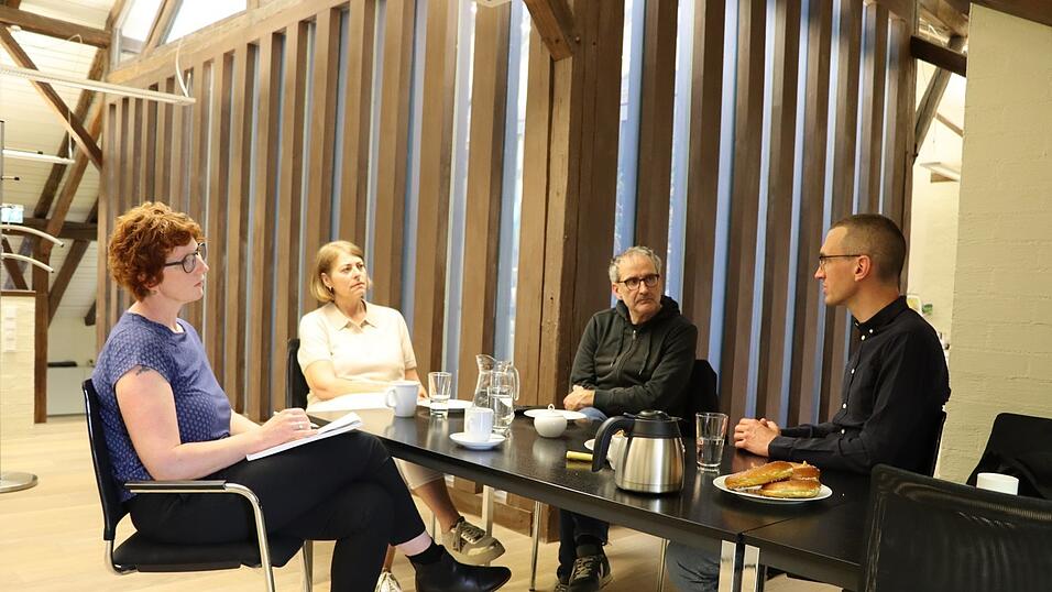 Die Redakteurinnen Jasmin Gassner und Elisabeth Geiling-Pl&ouml;tz im Gespr&auml;ch mit dem Gr&uuml;nen Stefan Zeller und Jan Nowak.