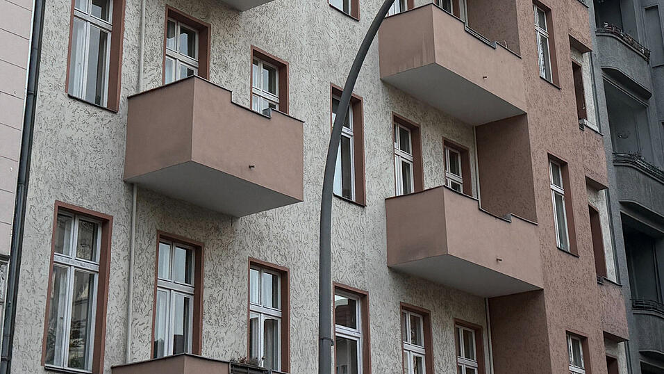 Im Zusammenhang mit der Festnahme eines Mannes, der einen Anschlag geplant haben soll, gab es nach Informationen der Deutschen Presse-Agentur in diesem Wohnhaus eine Durchsuchung. Die Polizei hat am Samstag in Berlin einen Mann festgenommen, der einen Anschlag geplant haben soll.