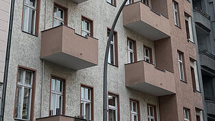 Im Zusammenhang mit der Festnahme eines Mannes, der einen Anschlag geplant haben soll, gab es nach Informationen der Deutschen Presse-Agentur in diesem Wohnhaus eine Durchsuchung. Die Polizei hat am Samstag in Berlin einen Mann festgenommen, der einen Anschlag geplant haben soll. Im Zusammenhang mit der Festnahme eines Mannes, der einen Anschlag geplant haben soll, gab es nach Informationen der Deutschen Presse-Agentur in diesem Wohnhaus eine Durchsuchung. Die Polizei hat am Samstag in Berlin einen Mann festgenommen, der einen Anschlag geplant haben soll.