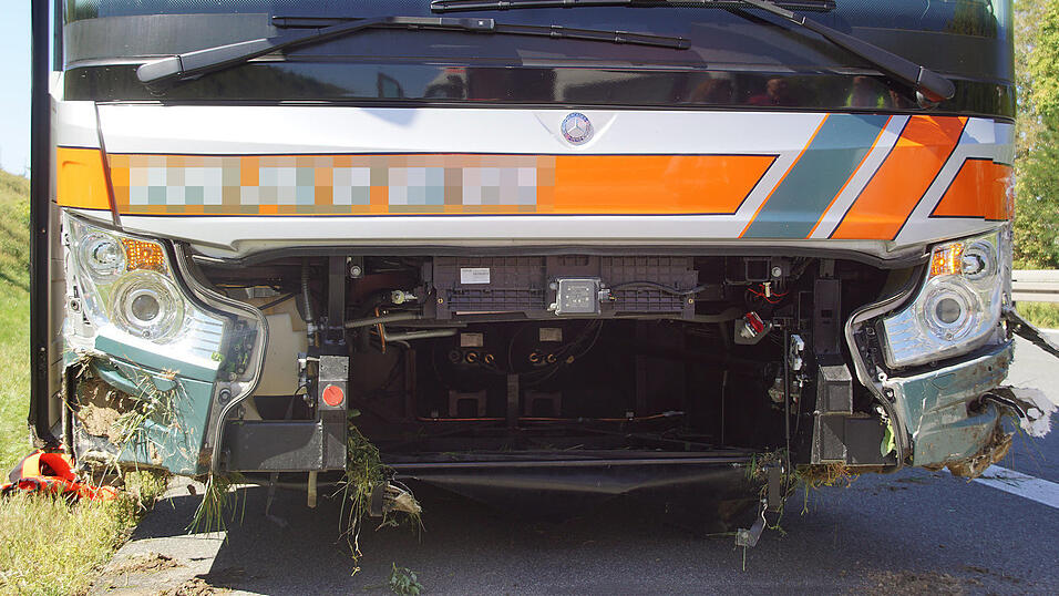 Die Front des Reisebusses aus Baden-W&uuml;rttemberg, der gerammt wurde und daraufhin nach rechts von der Fahrbahn abkam.