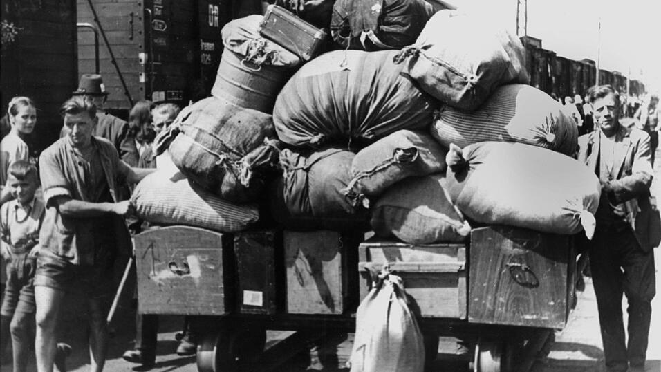 Ein Flüchtlingszug mit vertriebenen Sudetendeutschen trifft im Durchgangslager Wiesau ein. (Archivbild) Ein Flüchtlingszug mit vertriebenen Sudetendeutschen trifft im Durchgangslager Wiesau ein. (Archivbild)