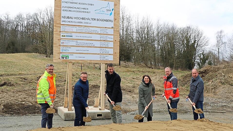 Zum Spatenstich kamen Projektpartner und beteiligte Firmen (v. l.): Otto Schlecht (Wassermeister Stadtwerke Bogen GmbH), Josef Wagner (W+E Statik GmbH), Karlheinz Denner (Geschäftsführer Stadtwerke Bogen), Bogens Bürgermeisterin Andrea Probst, Andreas Schmid (Oberbauleitung Ingenieurbüro S², Planung Bauwerk), Karl-Heinz Weiß (Oberbauleiter Fahrner GmbH, ausführendes Unternehmen)