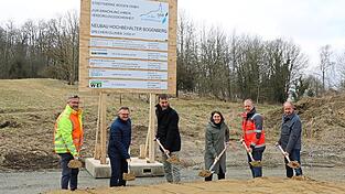 Zum Spatenstich kamen Projektpartner und beteiligte Firmen (v. l.): Otto Schlecht (Wassermeister Stadtwerke Bogen GmbH), Josef Wagner (W+E Statik GmbH), Karlheinz Denner (Geschäftsführer Stadtwerke Bogen), Bogens Bürgermeisterin Andrea Probst, Andreas Schmid (Oberbauleitung Ingenieurbüro S², Planung Bauwerk), Karl-Heinz Weiß (Oberbauleiter Fahrner GmbH, ausführendes Unternehmen)
