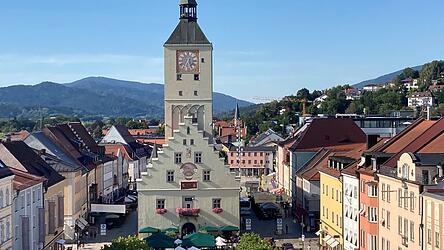 Drei Kandidaten bewerben sich um das Amt des Oberb&uuml;rgermeisters von Deggendorf.