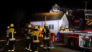 Ein Dachstuhlbrand hat Einsatzkr&auml;fte am Montagmorgen die Einsatzkr&auml;fte aus dem Bett geholt.