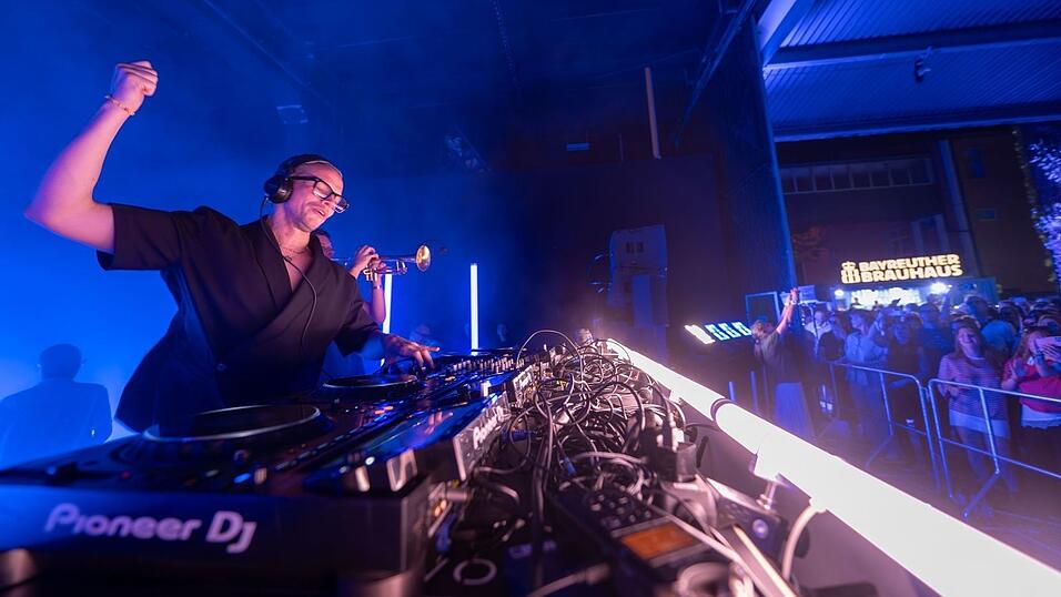 Der DJ Alle Farben gab ein Gastspiel im Bayreuther Festspielhaus. Der DJ Alle Farben gab ein Gastspiel im Bayreuther Festspielhaus.