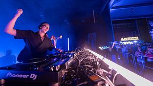 Der DJ Alle Farben gab ein Gastspiel im Bayreuther Festspielhaus. Der DJ Alle Farben gab ein Gastspiel im Bayreuther Festspielhaus.