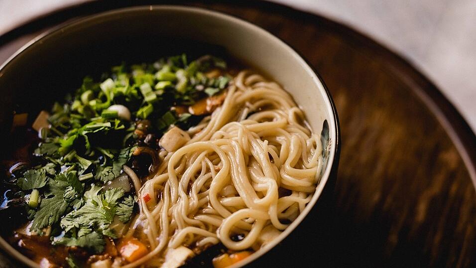 Ein typisches Gericht für diese Nudelsorte ist eine Ramen-Suppe, die je nach Ursprungsregion mit anderen Zutaten zubereitet wird.