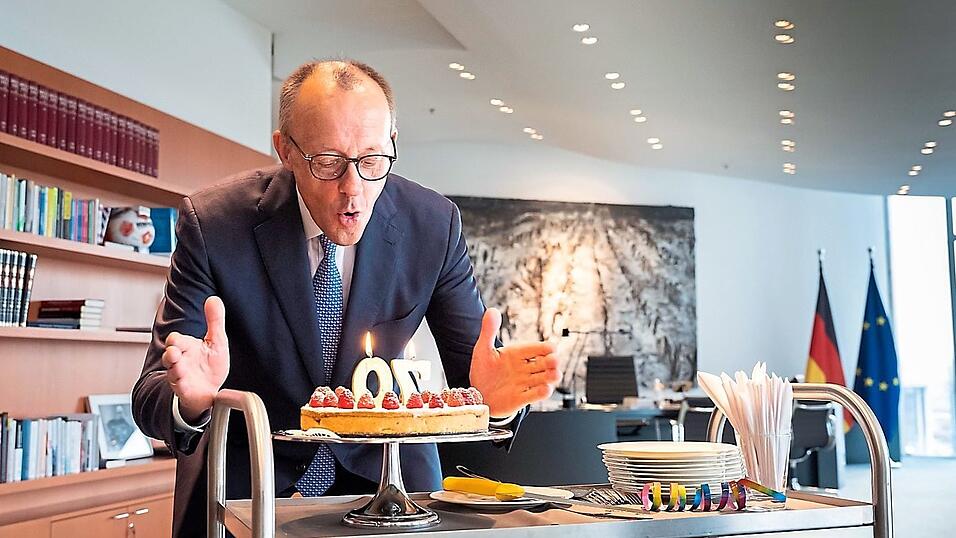 Bundeskanzler Friedrich Merz bekam anlässlich seines 70. Geburtstages einen Kuchen in seinem Büro servier. Bundeskanzler Friedrich Merz bekam anlässlich seines 70. Geburtstages einen Kuchen in seinem Büro servier.