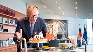 Bundeskanzler Friedrich Merz bekam anlässlich seines 70. Geburtstages einen Kuchen in seinem Büro servier. Bundeskanzler Friedrich Merz bekam anlässlich seines 70. Geburtstages einen Kuchen in seinem Büro servier.