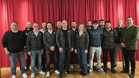 Vorsitzender Thomas Schafflhuber (links) und sein Vize Walter S&ouml;ldner (Siebter von links) mit dem Vorstandsteam und B&uuml;rgermeister Siegfried Lobmeier (rechts).